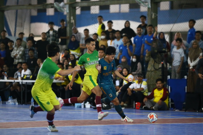 GAGAL: Tim futsal POMNas putra Kalsel gagal meraih medali emas setelah takluk atas tim Kaltim dengan skor 2-3 di Borneo Indoor Futsal Banjarmasin, Senin (20/11) sore.