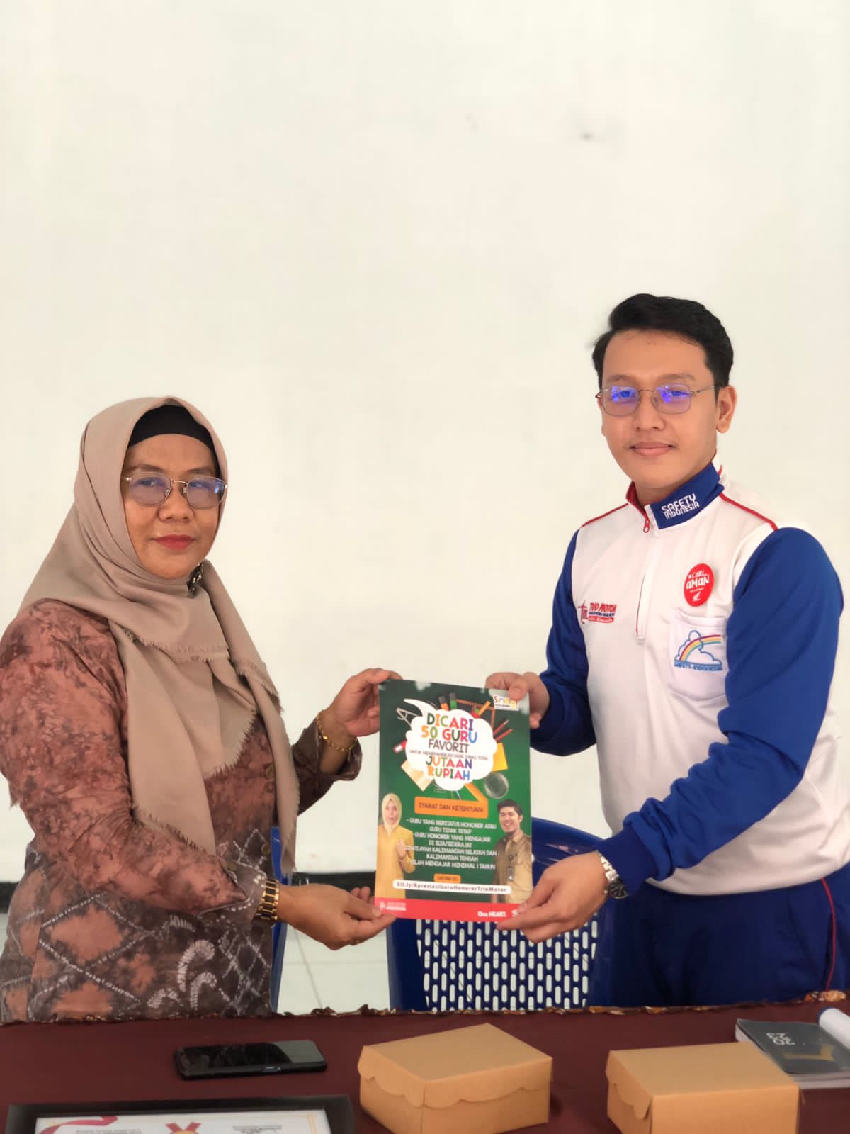 APRESIASI: Trio Motor Honda memberikan apresiasi untuk guru honorer