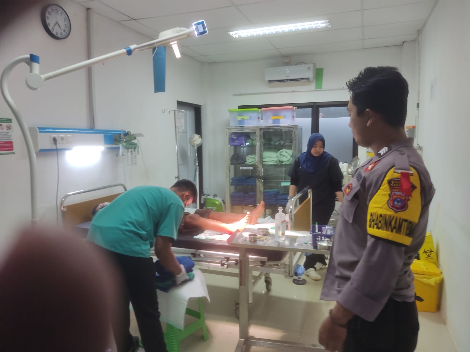 PATAH KAKI: Pengemudi mobil pikap, Sugiono (46) mendapat perawatan oleh petugas kesehatan.(Foto: Polsek Jorong For Radar Banjarmasin)