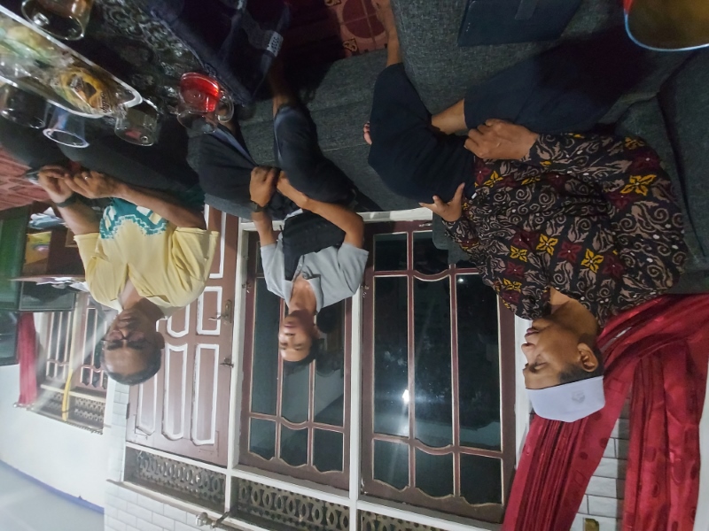 KISRUH: Pembakal Desa Mandiangin Timur Ahmad Sairi bersama jajarannya menjelaskan polemik lahan Bukit Manjai, tadi malam.