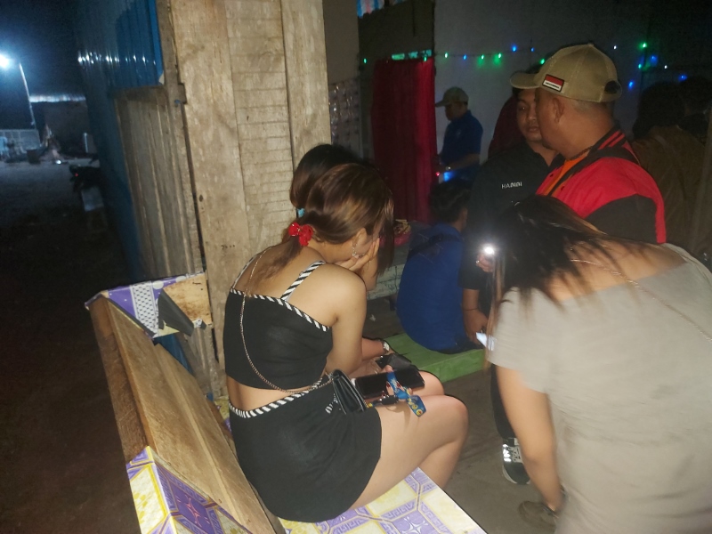 DIDATA: Sejumlah wanita penjaga warjab di Jalan Trikora saat didata oleh petugas gabungan, baru-baru tadi.