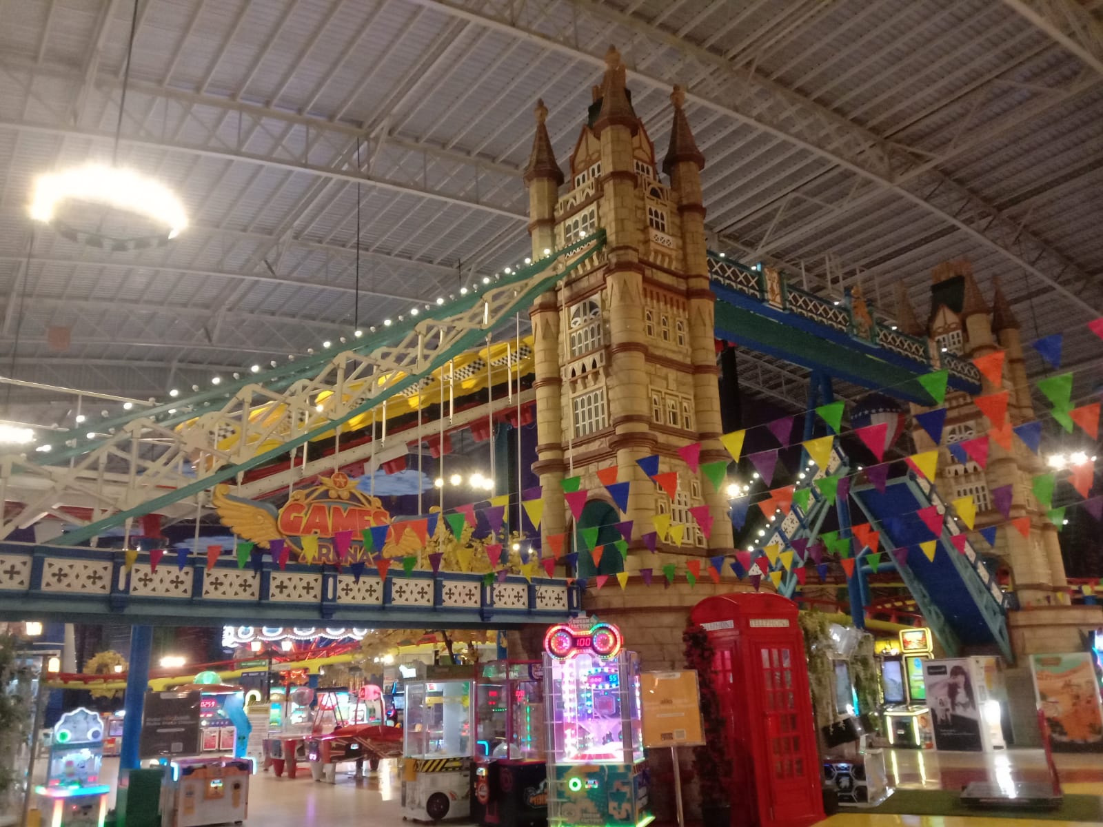 INSTAGRAMABLE: Banyak spot ikonik di Trans Studio Mini Banjarmasin untuk tempat foto yang keren dan menarik.(foto: Fauzan Ridhani/Radar Banjarmasin)
