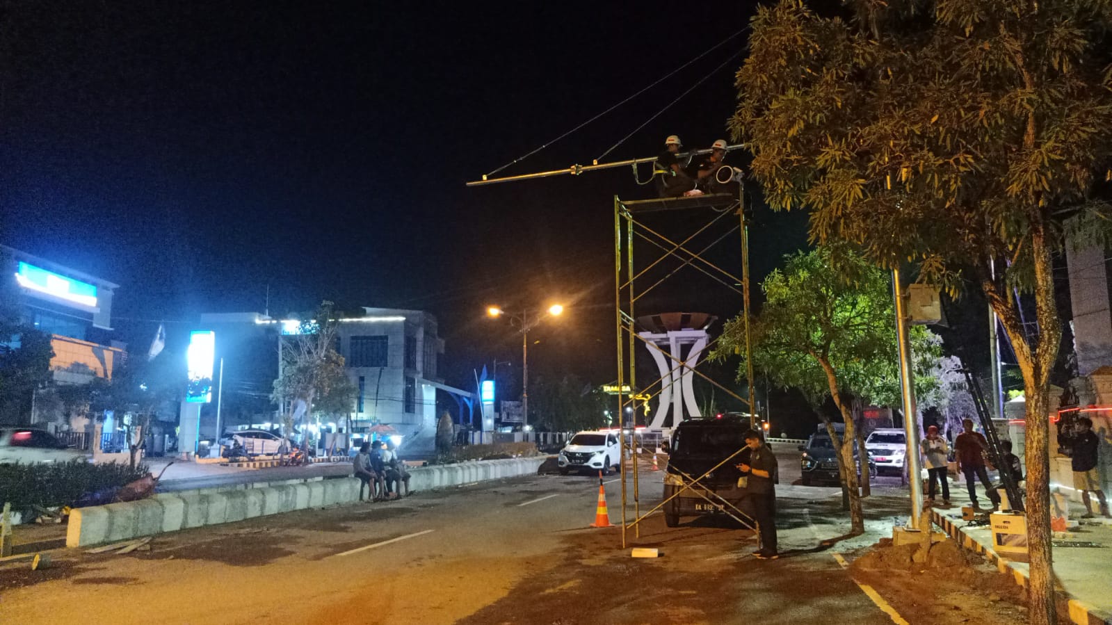 ALAT CANGGIH: Proses pemasangan kamera ETLE di depan Rumah Bupati Tapin, Kamis (23/11) malam.(foto: Rasidi Fadli/Radar Banjarrmasin)