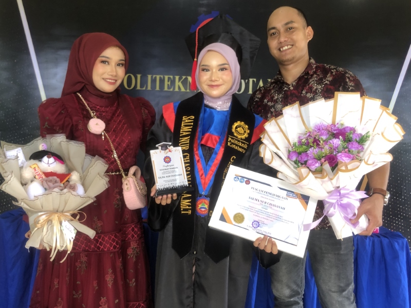 MEMBANGGAKAN: Salma Nur Chasanah memperlihatkan piagam penghargaan lulusan terbaik yang diraihnya dari Politeknik Kotabaru.