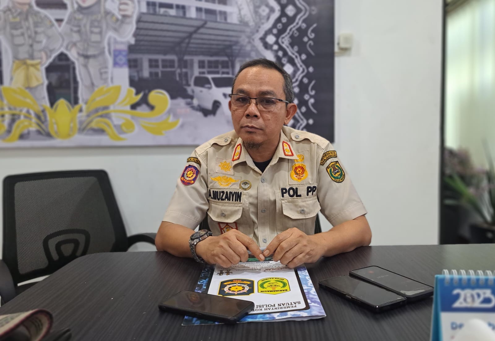 WAWANCARA: Kepala Satpol PP Banjarmasin, Ahmad Muzaiyin ketika diwawancara Radar Banjarmasin.