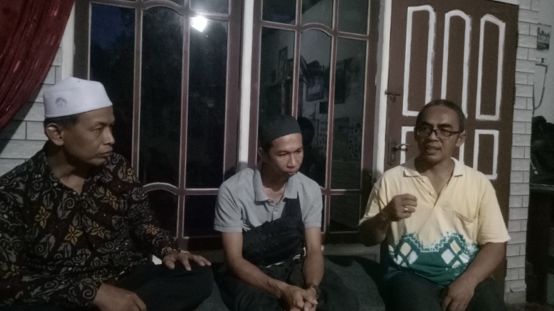 SOAL UANG: Kepala Desa Mandiangin Timur, Akhmad Sairi menjelaskan mengenai polemik Bukit Manjai, Kabupaten Banjar.