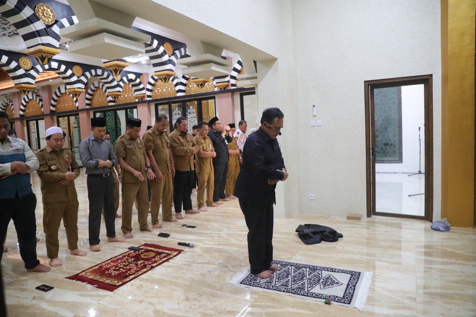 PIMPIN SALAT: Bupati Tanah Bumbu Zairullah Azhar memimpin salat magrib berjemaah di Masjid Apung Ziyadatul Abrar di kawasan siring Pantai Pagatan, Kecamatan Kusan Hilir, Selasa (21/11).