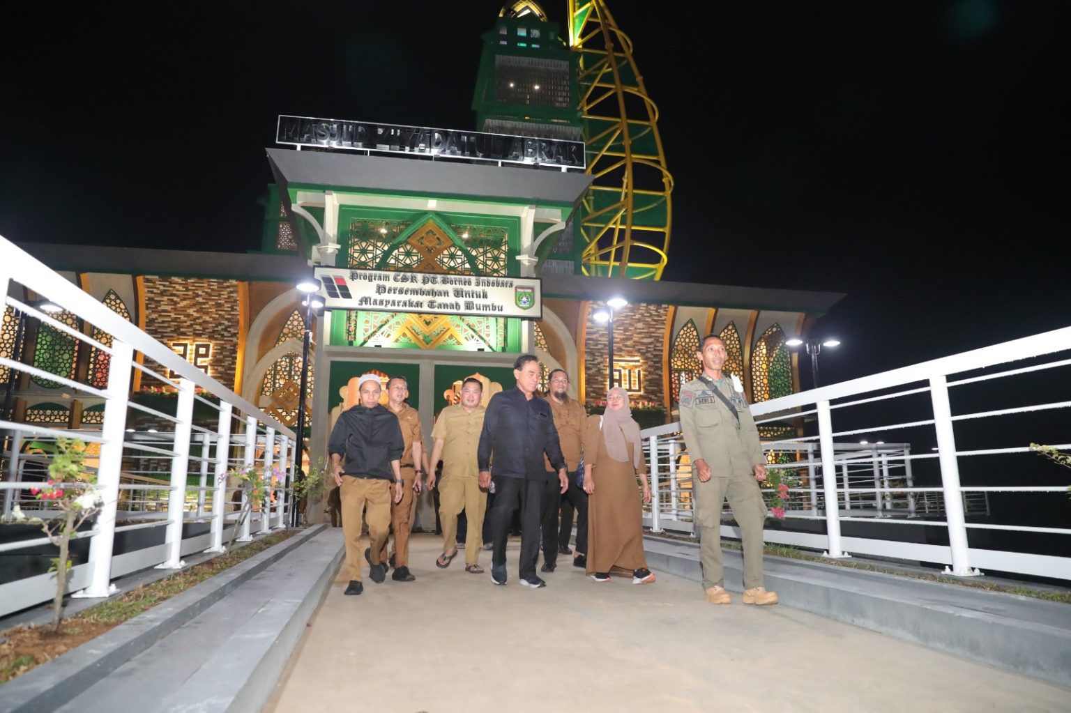KUNJUNGAN: Bupati Bupati Tanah Bumbu Zairullah Azhar bersama rombongan mengunjungi Masjid Apung Ziyadatul Abrar di kawasan siring Pantai Pagatan.