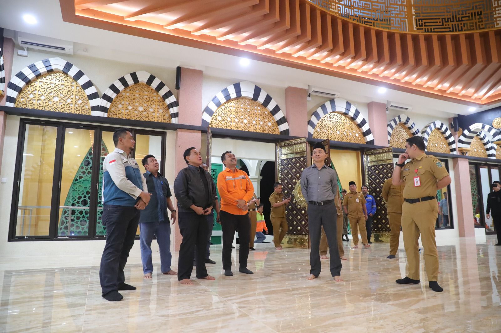 PENINJAUAN: Bupati Tanah Bumbu meninjau Masjid Apung Ziyadatul Abrar yang akan segera diresmikan.