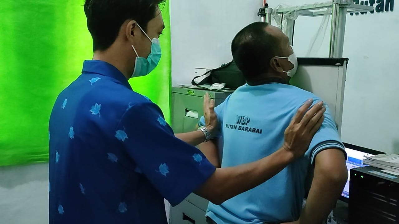 SKRINING: Para penghuni Rutan Barabai mengikuti skirining TBC dengan cara rontgen dada.
