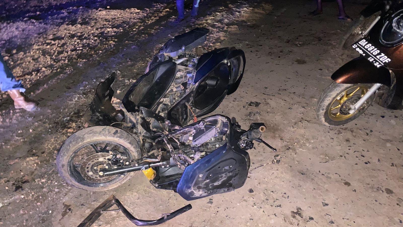HANCUR: Sepeda motor yang dikendarai Ending Hasanudin (41), yang membonceng Harmaen (42) rusak parah di bagian depan dam samping setelah laka lantas maut di Angsana.
