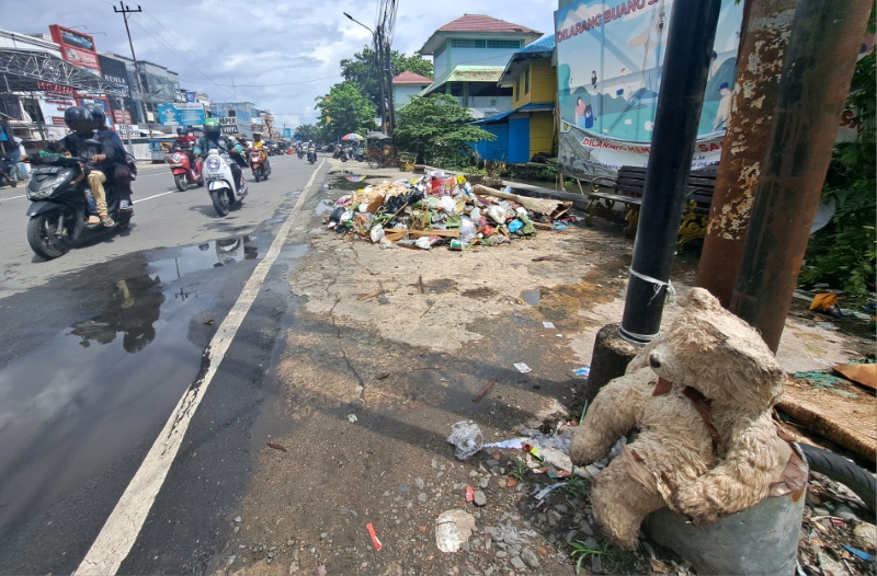 TPS LIAR: Tumpukan sampah kembali muncul di eks TPS Kuripan, Jalan Veteran, Ahad (26/11) pagi. Berulang kali ditertibkan, pembuang tetap membandel.