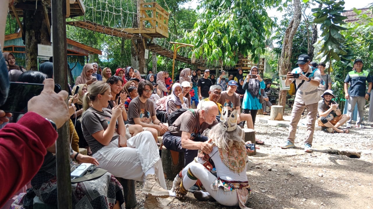ANTUSIAS: Ada 19 bule Australia terlihat antusias di Pasar Budaya Racah Mampulang di Balangan di Desa Balida, Balangan, Sabtu (25/11) tadi.