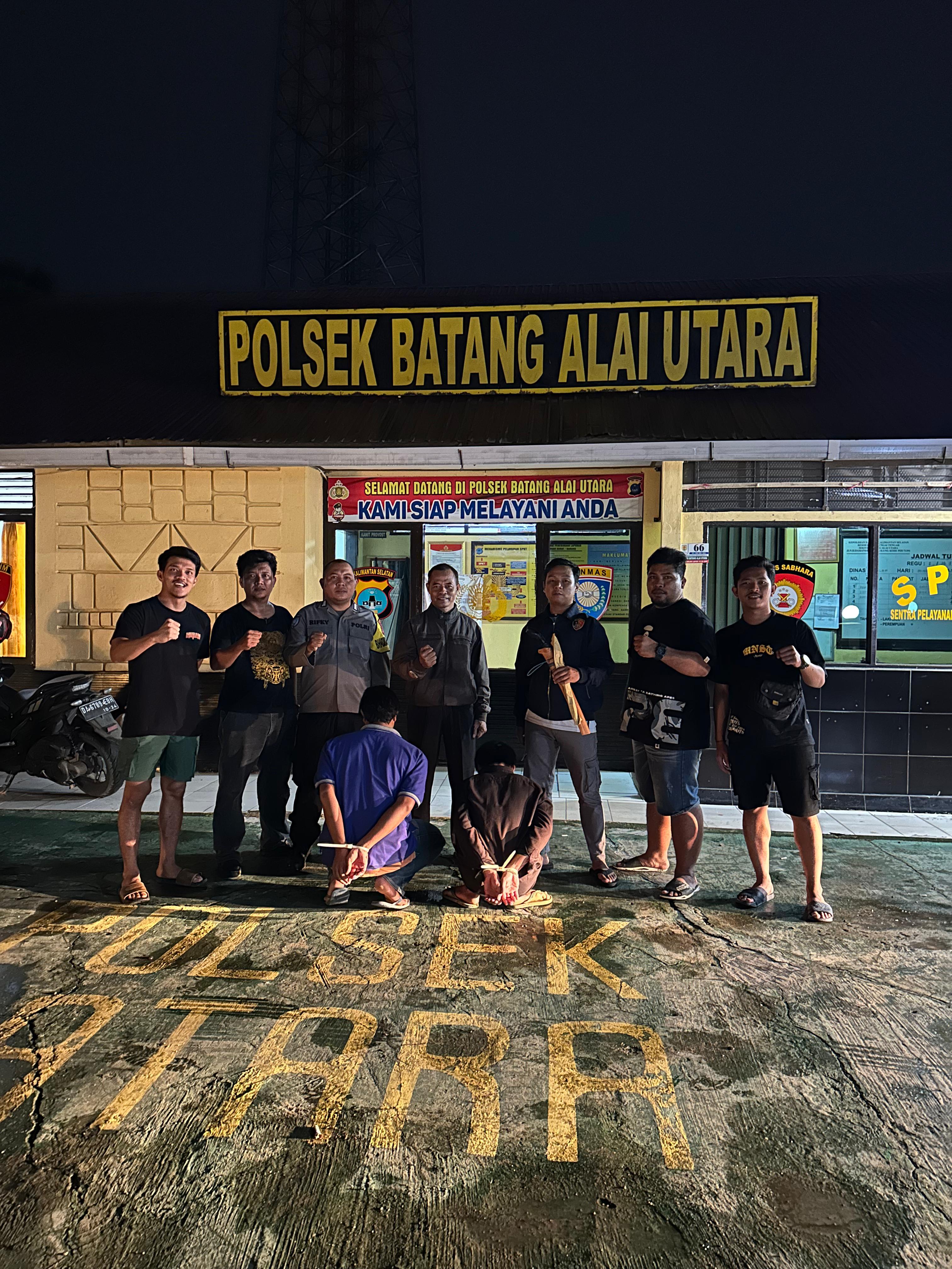 DITANGKAP: Dua pelaku pembacokan di Desa Ilung, Minggu (26/11) lalu berhasil diamankan personel Polres HST.(foto: Polres HST/Radar Banjarmasin)