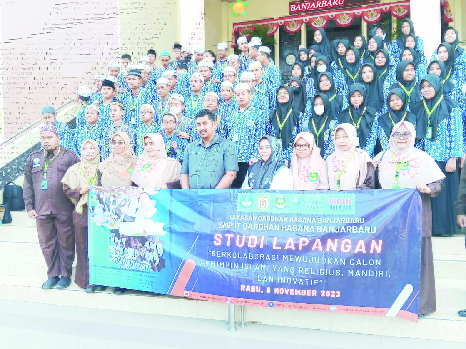 KUNJUNGAN: Siswa SMP IT Qardhan Hasana Banjarbaru berfoto bersama Ketua DPRD Banjarbaru (SEKRETARIAT DPRD KOTA BANJARBARU UNTUK RADAR BANJARMASIN)  &nbsp;
