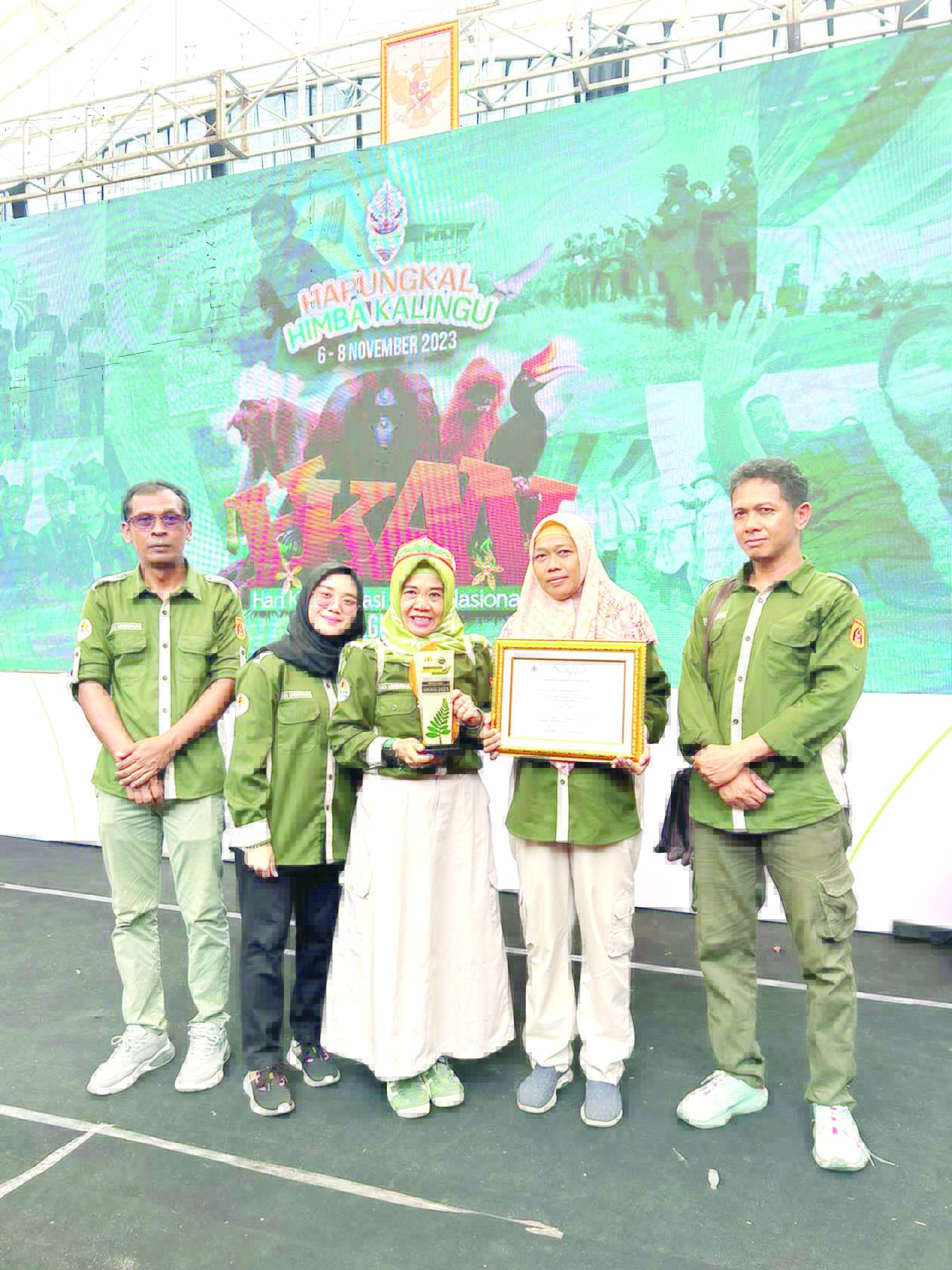 Jajaran DLH Kota Banjarbaru berfoto bersama usai mendapat penghargaan dari KLHK rI (MEDIA CENTER BANJARBARU UNTUK RADAR BANJARMASIN)  &nbsp;