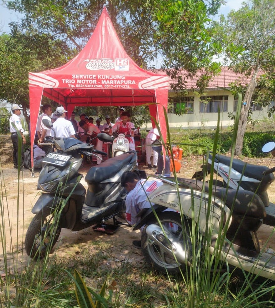 KUNJUNGAN: Kegiatan servis kunjungan Trio Motor di SMKN 1 Sungai Tabuk