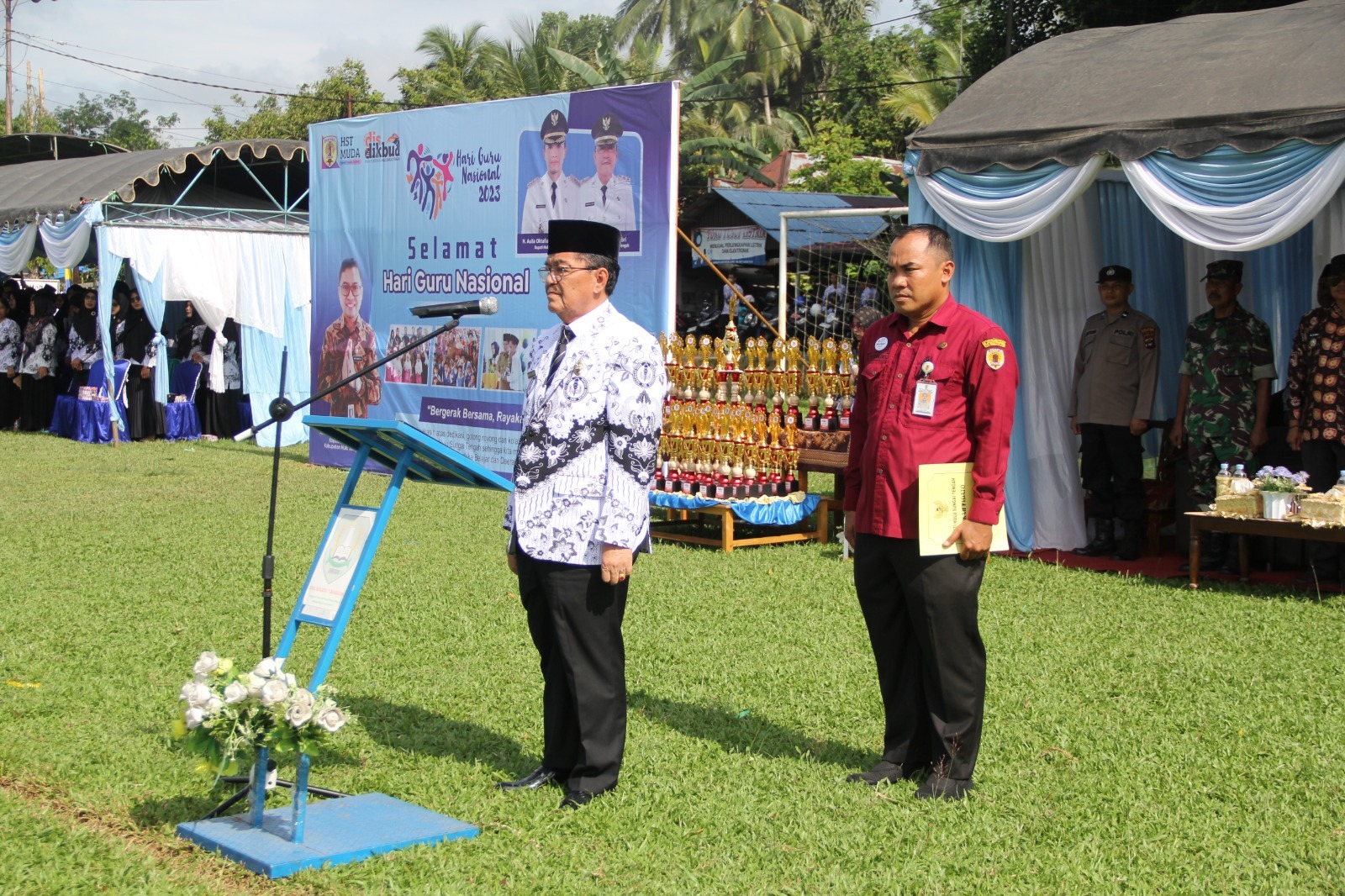 PEMIMPIN UPACARA: Wakil Bupati Hulu Sungai Tengah (HST) H Mansyah Sabri saat menjadi pemimpin upacara hari guru nasional (HGN).