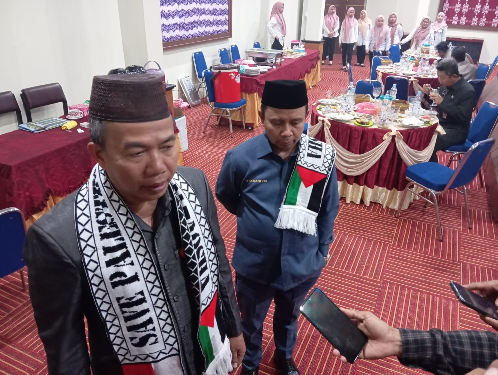 WAWANCARA: Pj Bupati Tapin Muhammad Syarifuddin bersama Ketua DPRD Tapin Yamani memakai syal Palestina saat diwawancarai para wartawan.