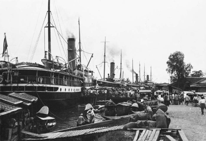 TAHULAH PIAN: Kapal Armada KPM dan NISM di Pelabuhan Lama, Banjarmasin pada Zaman Belanda. Sumber: KITLV, Stichting Nationaal Museum van Wereldculturen, Tropen museum.