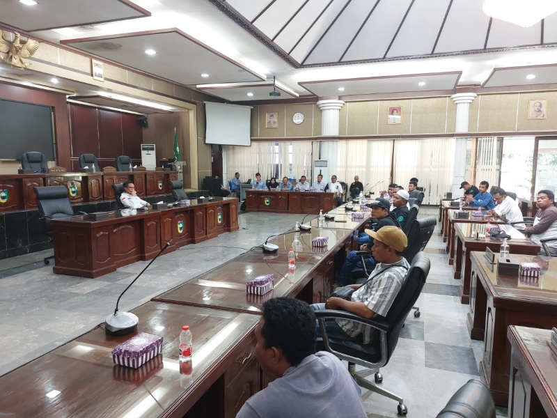ALOT : Ketua DPRD Tala Muslimin saat memimpin rapat RDP dengan pekerja PT SNS yang tak mau dipindah ke Kaltim
