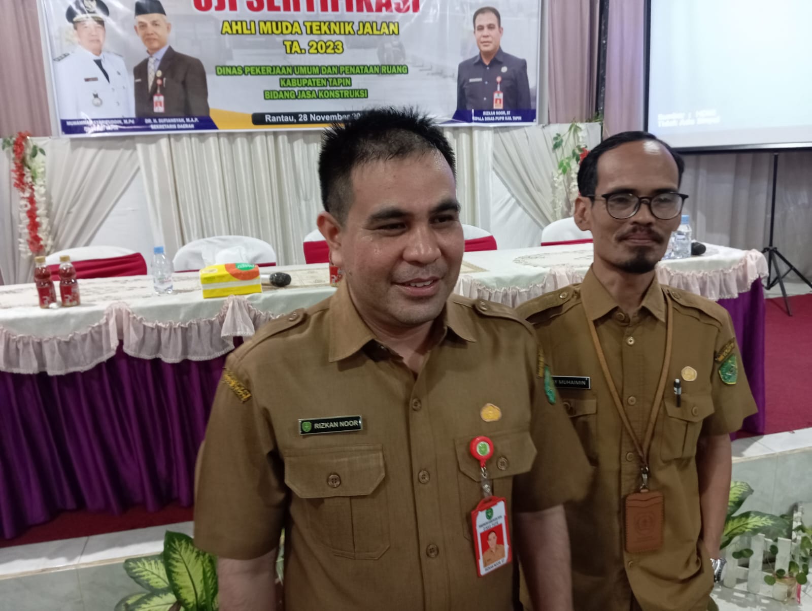 WAWANCARA: Kepala Dinas PUPR Tapin Rizkan Noor diwawancarai wartawan usai membuka kegiatan uji sertifikasi.