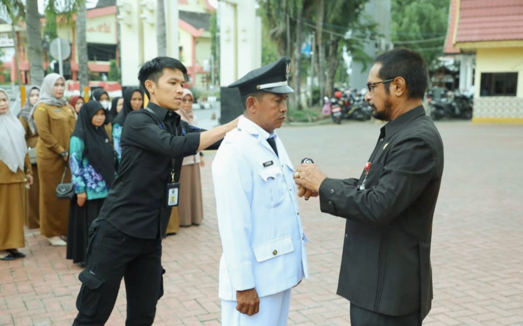 Pj Bupati HSU Zakly Aswan, melantik PAW Kades Rantau Bujur Darat, Selasa (28/11).