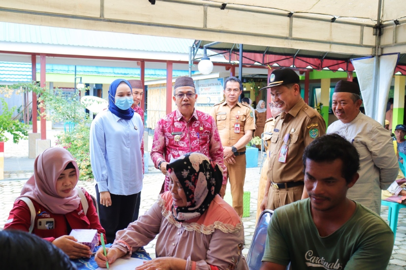 BANTUAN: Pj Bupati Tapin Muhammad Syarifuddin menyerahkan bantuan program BST Inflasi untuk kelurahan.