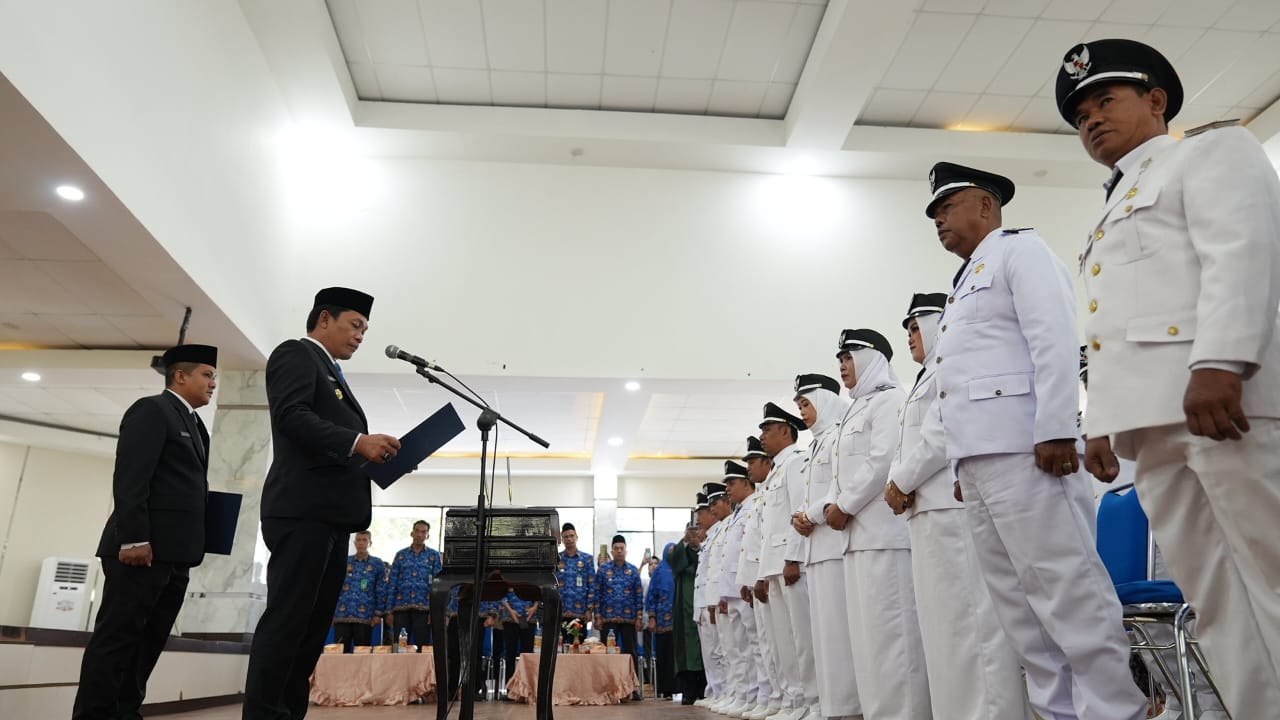 LANTIK: Bupati Balangan, H Abdul Hadi melantik 26 kepala desa di Aula Mayang Maurai, Rabu (29/11).