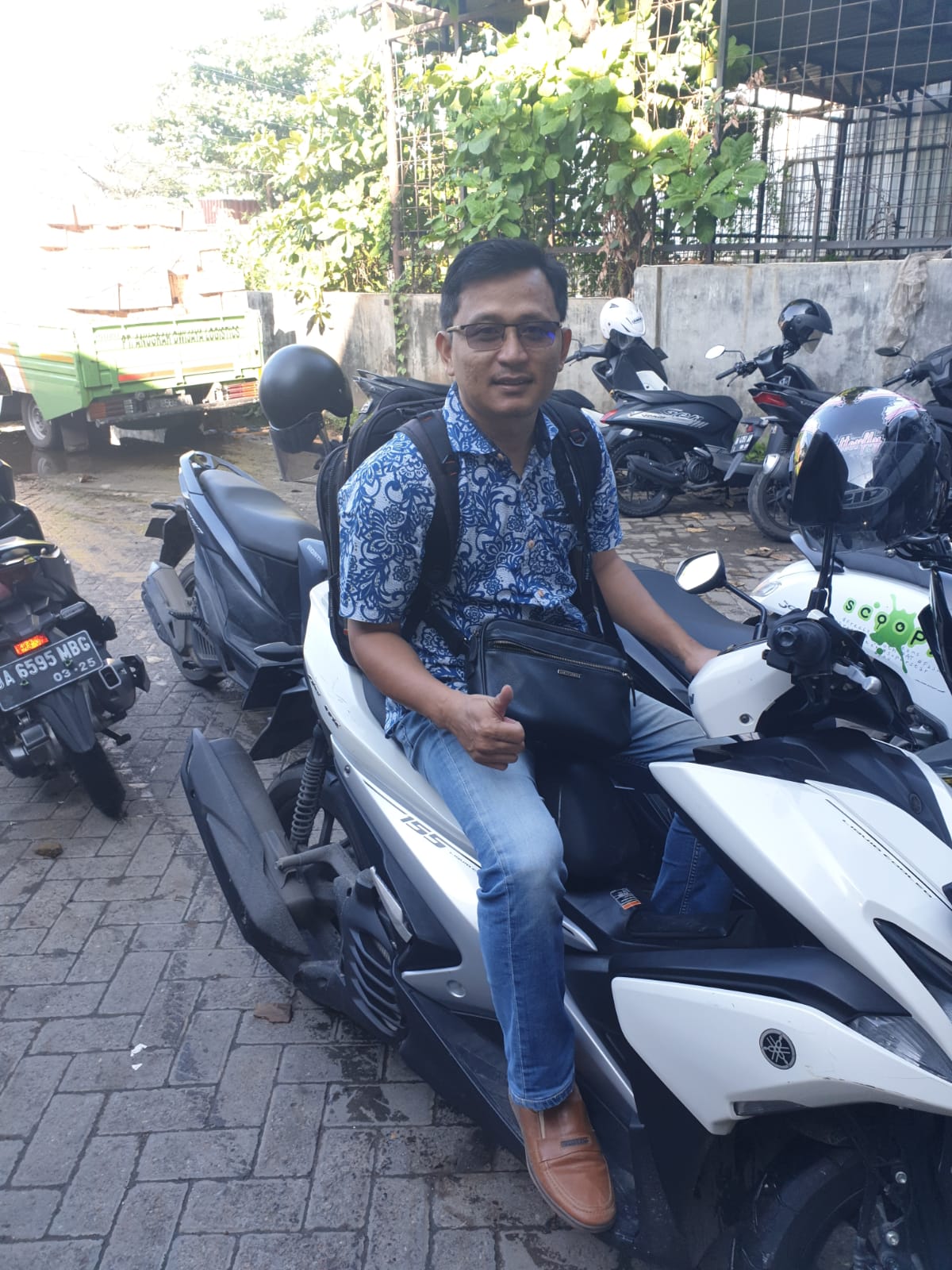 FUNGSIONAL: Budi Mulyono mengungkap sejumlah keunggulan Yamaha Aerox yang tidak dimiliki motor lain.(foto: Fauzan Ridhani/Radar Banjarmasin)