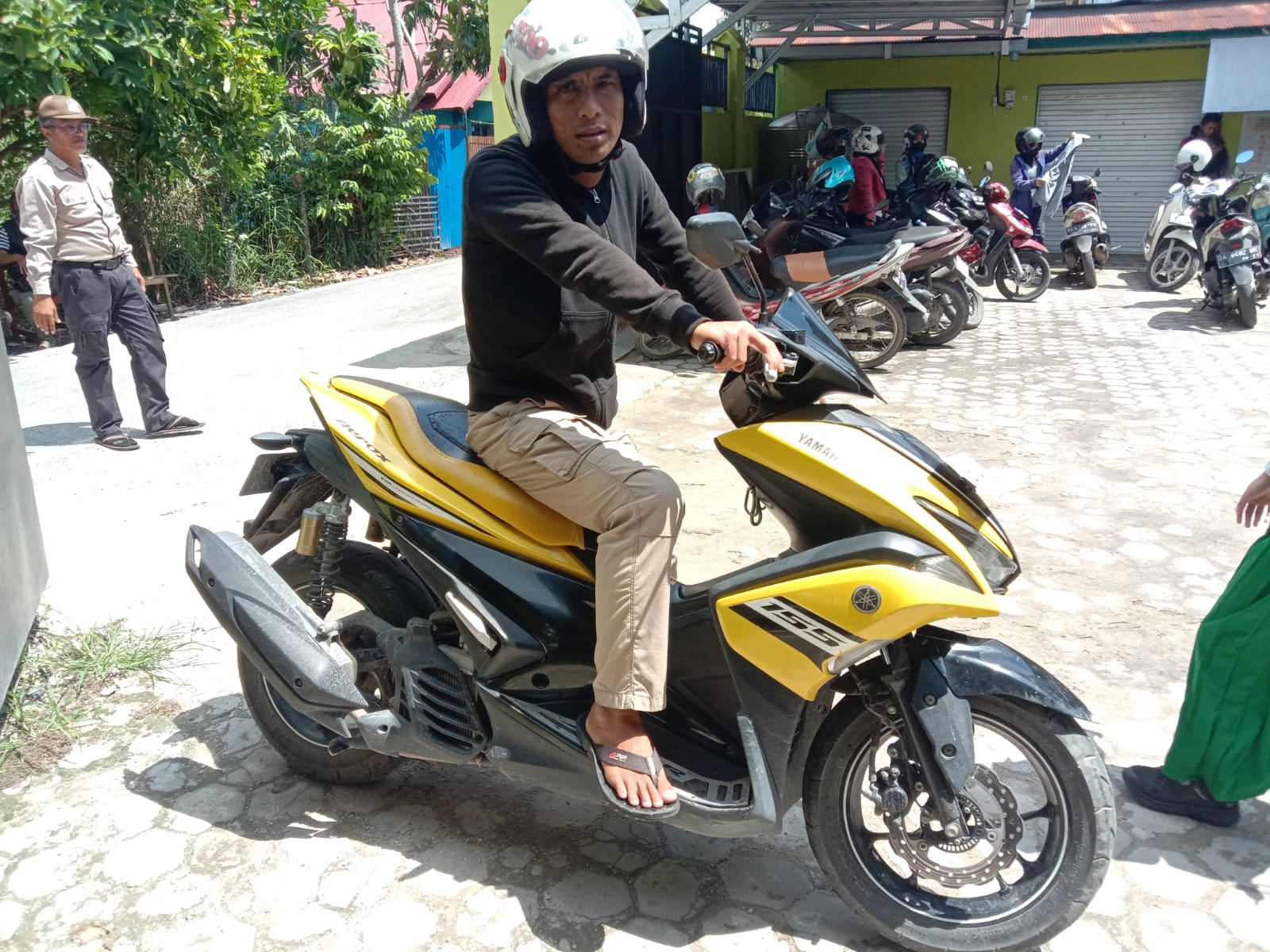HARUS AMAN: Pendi, seorang driver ekspedisi menilai Yamaha Aerox sangat nyaman dan aman dikendarai.
