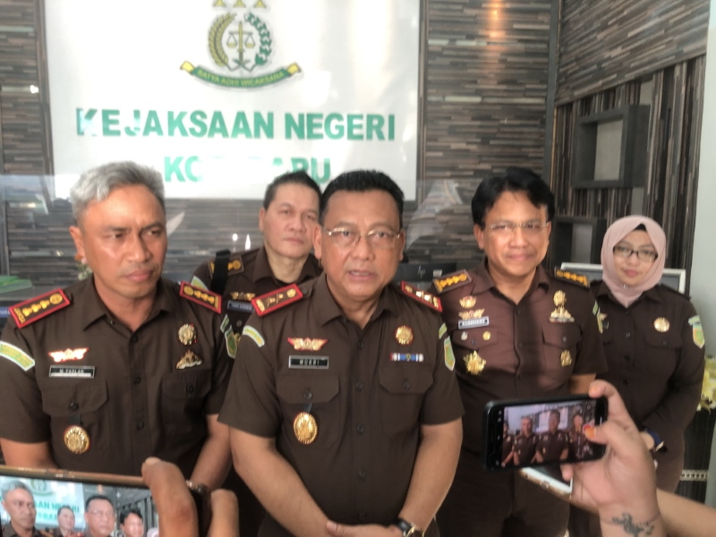 MENGEVALUASI: Kepala Kejaksaan Tinggi Kalimantan (Kejati), Mukri didampingi Kepala Kejaksaan Negeri Kotabaru (Kejari) Muhammad Fadlan, menyampaikan hasil evaluasi dan monitoring.