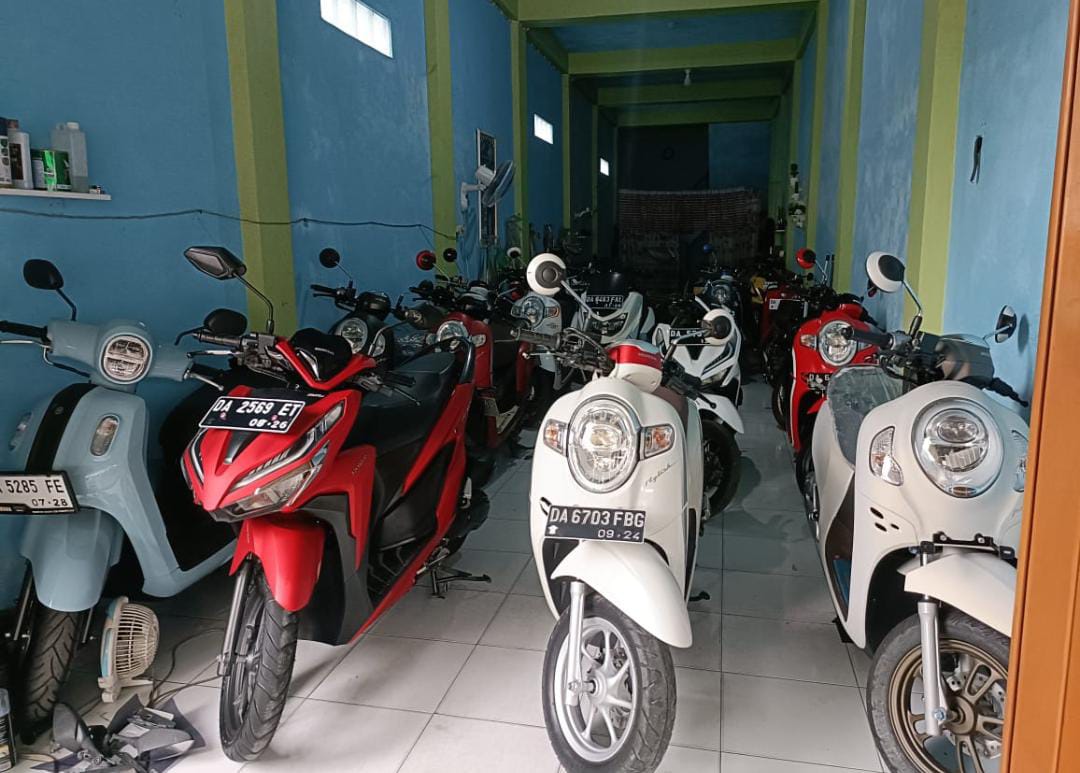 Salah satu showroom motor bekas di HSU, memajang motor matic bekas sebagai jualan yang paling laris. (Foto: M.Akbar/Radar Banjarmasin)