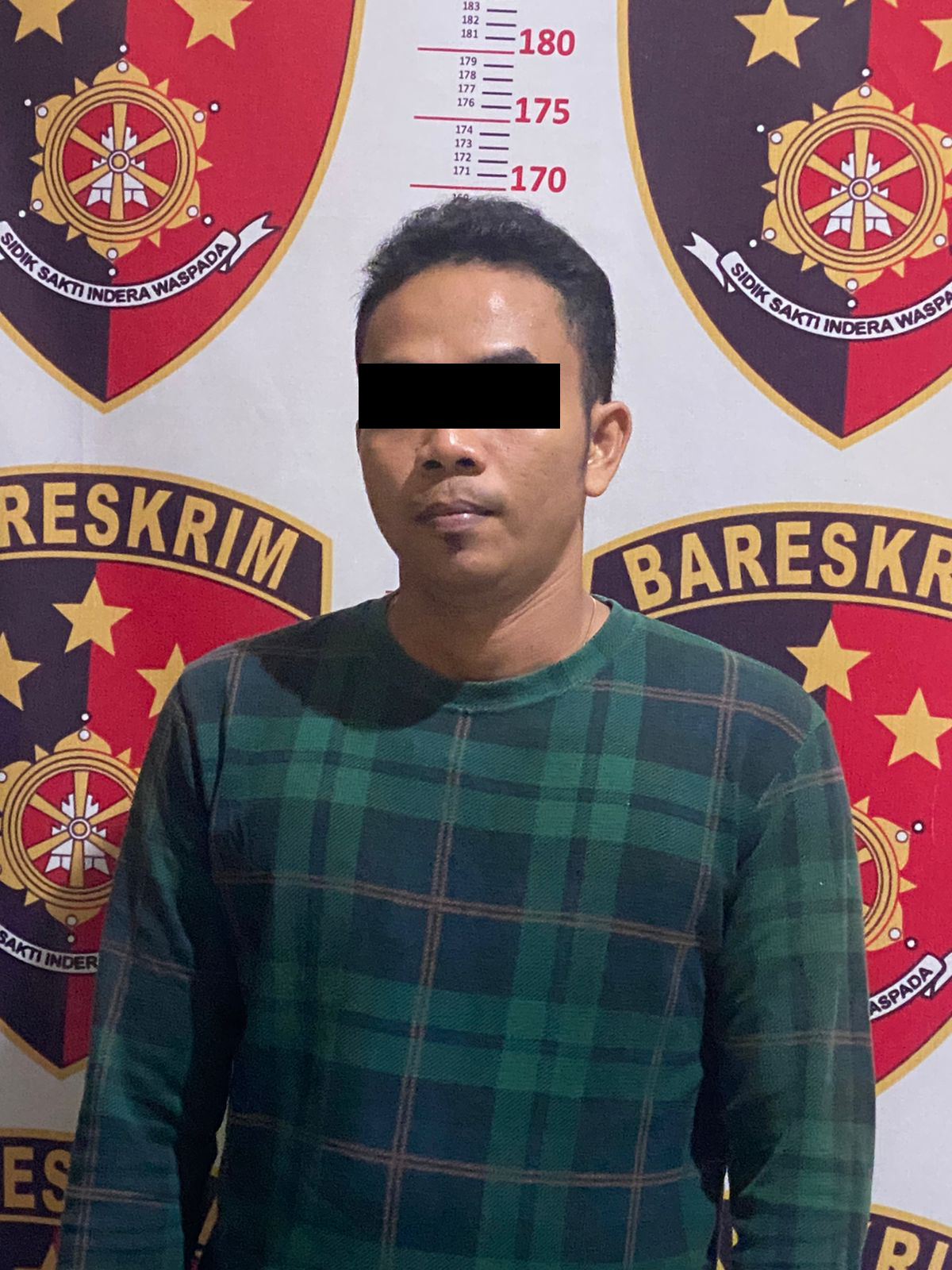 DIBEKUK: MY (33) diringkus Unit Reskrim Polsek Kusan Hulu, usai diduga menganiaya istrinya, Kamis (30/11).(Foto: Polres Tanbu/Radar Banjarmasin)