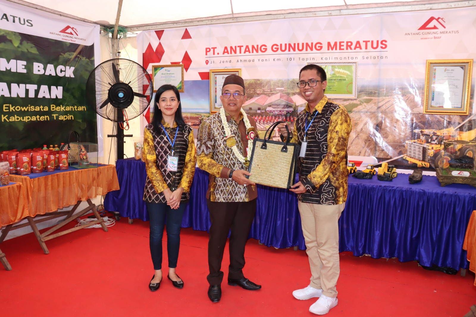 DIKUNJUNGI: Pj Bupati Tapin Muhammad Syarifuddin melihat-lihat stand PT AGM saat pembukaan Expo Tapin.