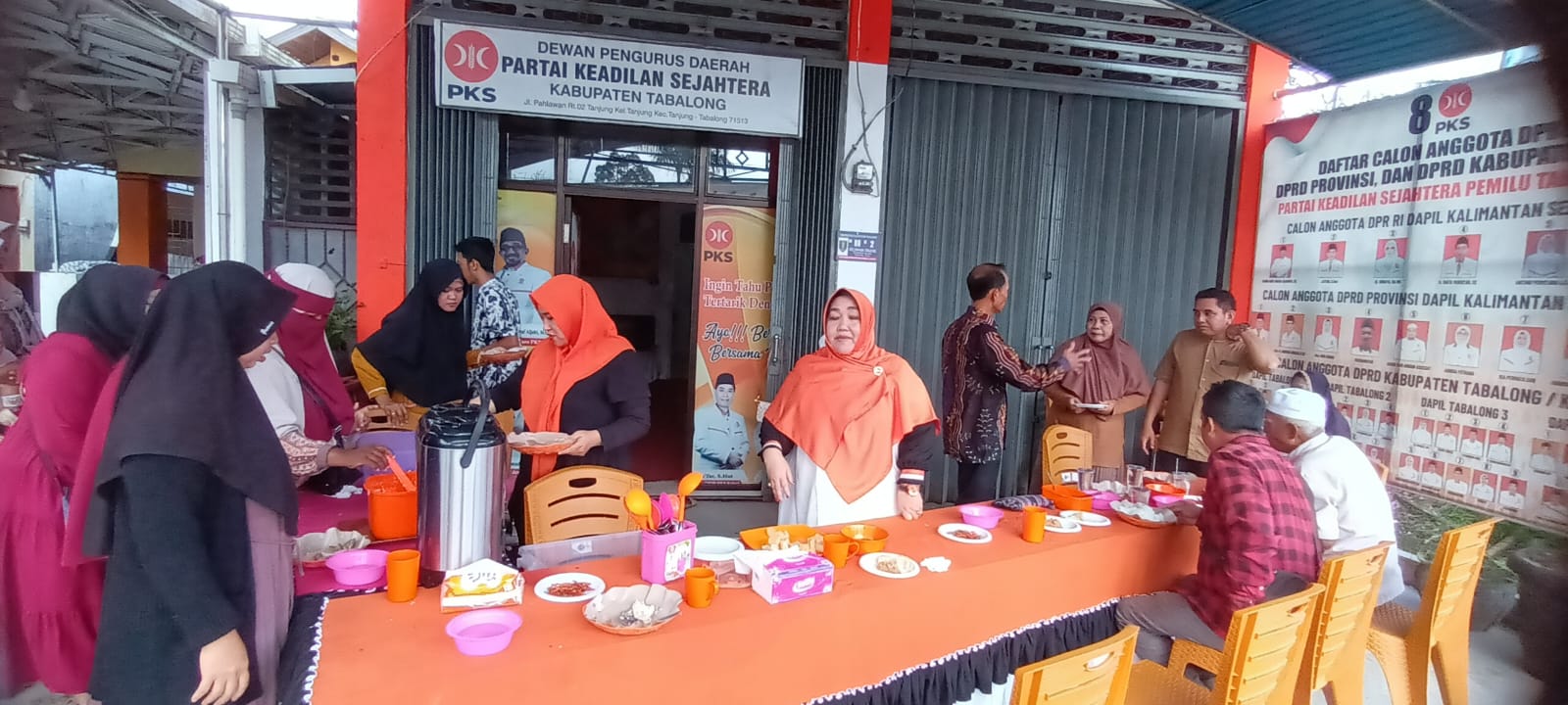 NYAMAN : Para warga saat menyantap menu sarapan Jumat Berkah dari PKS Tabalong.