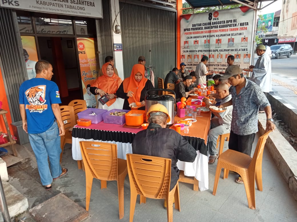 MELAYANI : Ketua DPD PKS Tabalong Hj Suamiati melayani warga yang sarapan gratis di Sekretariat PKS Tabalong.