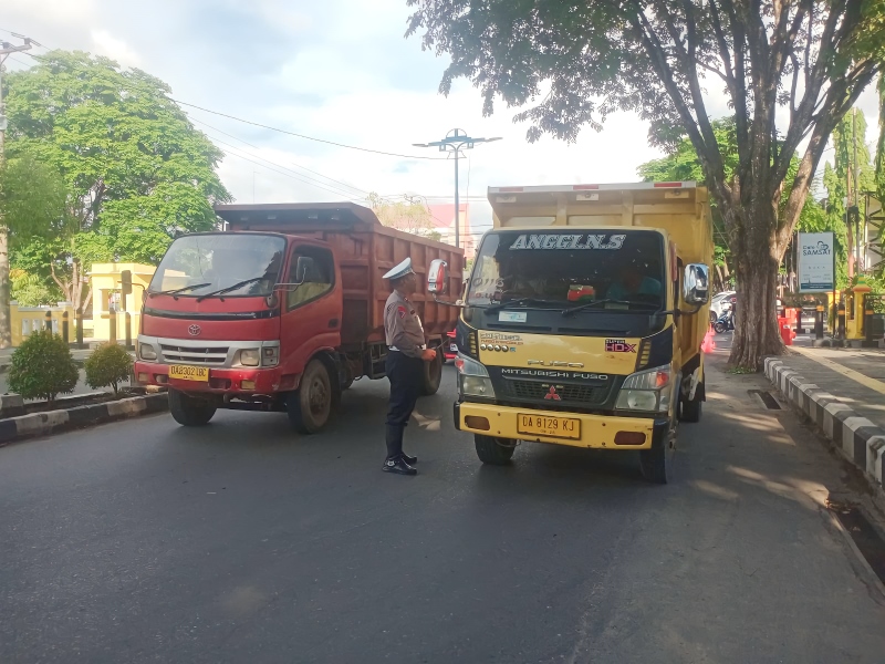 DAPAT TEGURAN: Petugas Satlantas Polres Banjarbaru menegur sopir truk yang melintas di ruas Jalan Panglima Batur, karena melewati jalan dalam kota, baru-baru tadi.