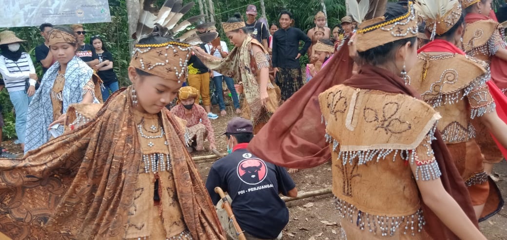 TANAM BENIH: Warga Dayak Deah di Desa Liyu, Kecamatan Halong, Kabupaten Balangan melakukan ritual Melatu Wini untuk menanam padi.