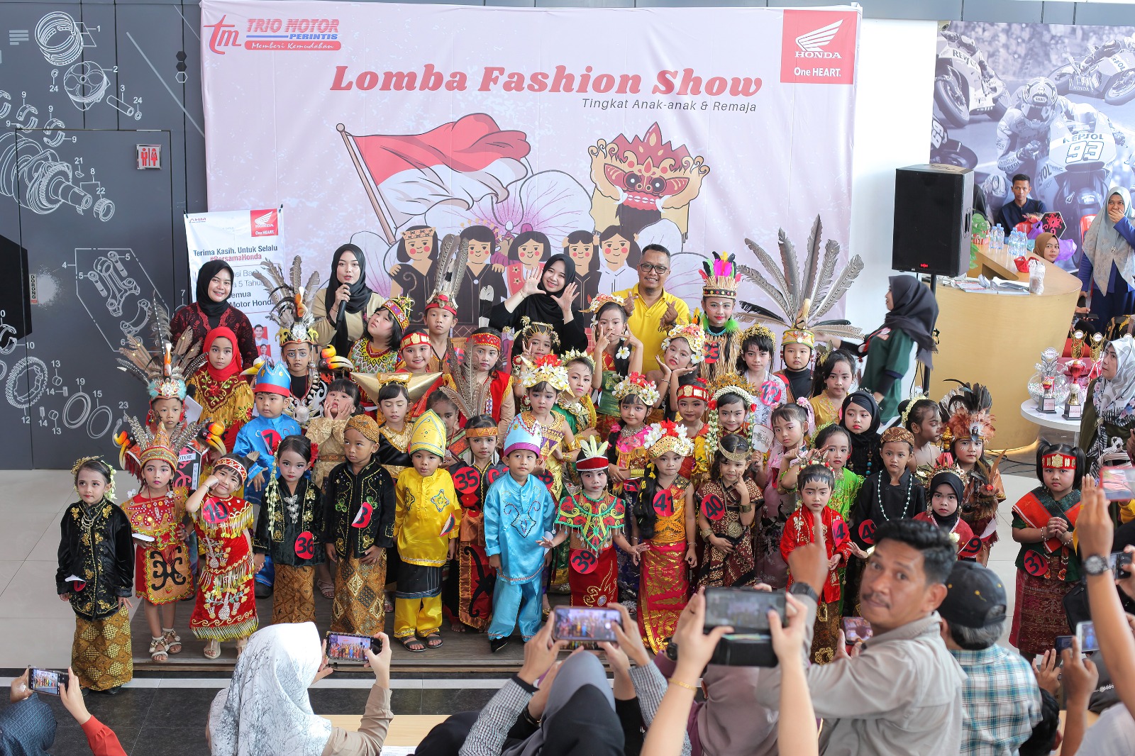 LOMBA: Kegiatan lomba fashion show yang digelar Trio Motor Printis