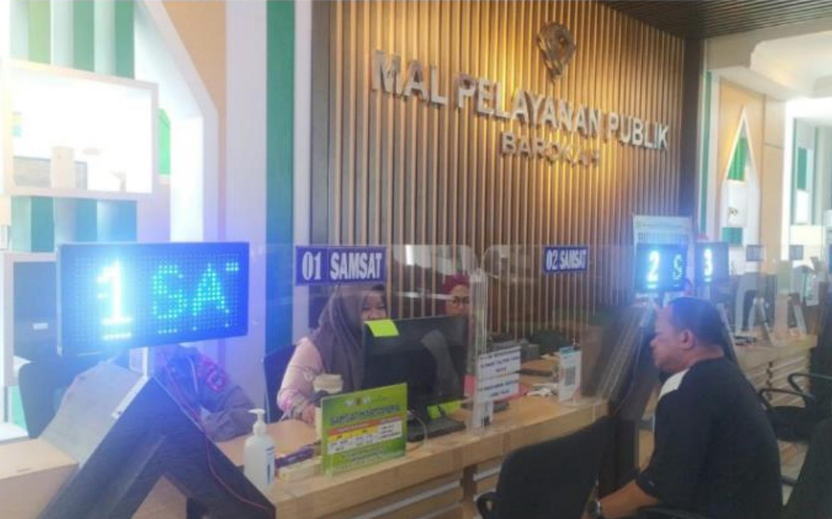 MUDAHKAN MASYARAKAT: MPP Kabupaten Banjar melayani masyarakat membayar pajak tanpa harus antri.(foto-foto: UPPD Martapura/Radar Banjarmasin)