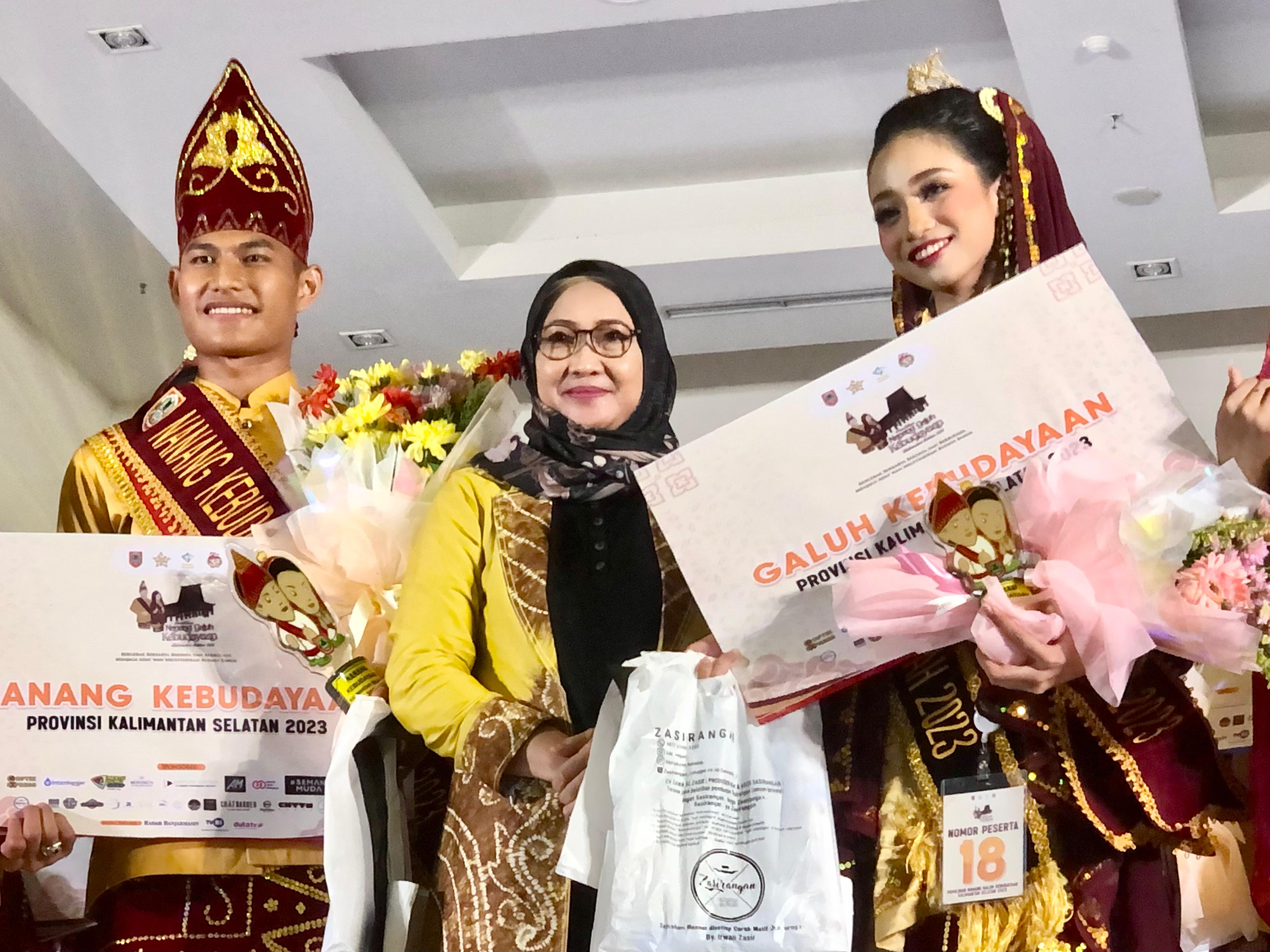 JUARA: Azhar Khaitamy dan Talitha Humairah juara Nanang Galuh Kebudayaan Kalsel 2023 di Calamus Ballroom Rattan Inn Banjarmasin, Senin (4/12) malam.(foto: Tia Lalita Novitri/Radar Banjarmasin)
