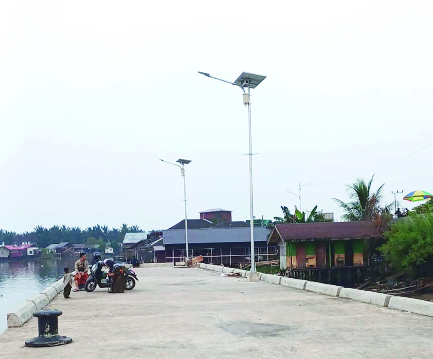 PEMBENAHAN: Sudah ada lampu penerangan di dermaga Margasari. Dishub menargetkan tahun 2024 sudah bisa dipakai.