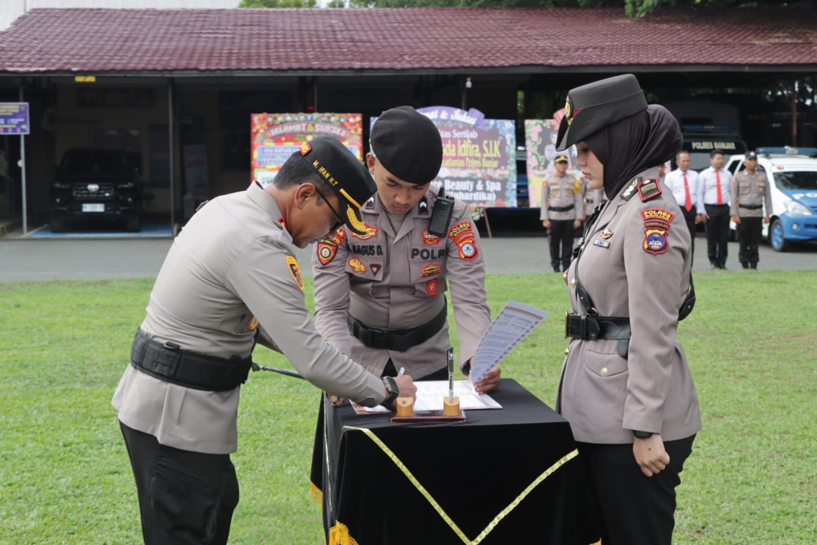 SERTIJAB : AKP Risda Idfira resmi menggantikan AKP Eko Guntar sebagai Kasat Lantas Polres Banjar, Senin (4/12).