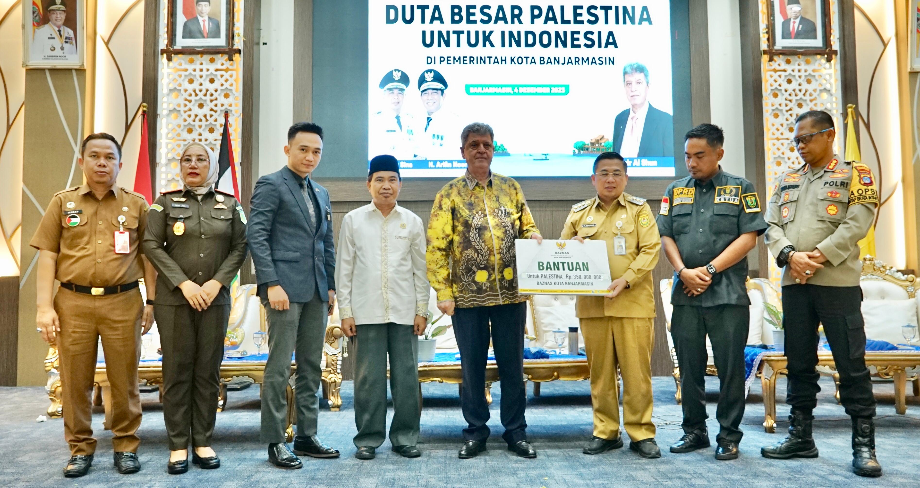PEMKO BANJARMASIN SERAH BANTUAN: Wali Kota Banjarmasin Ibnu Sina menyerahkan bantuan secara simbolis bagi warga Palestina. DIterima langsung oleh Dubes Palestina untuk Indonesia, Zuhair SM Al Shun.
