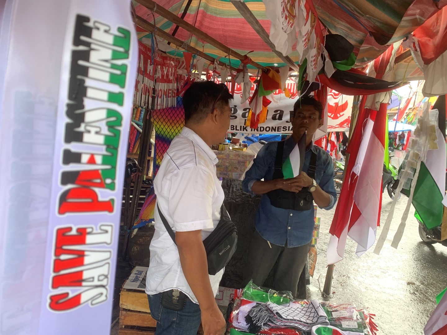 KETIBAN BERKAH: Pedagang bendera Palestina dadakan di Taman Sari, kawasan Pasar Sudimampir.