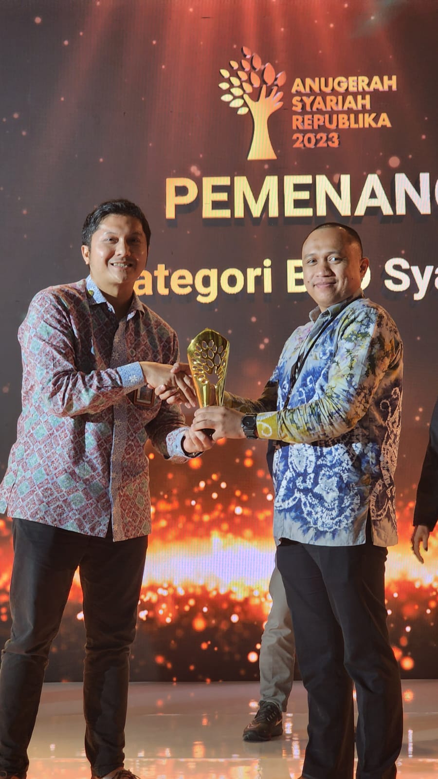 TERBAIK: Bank Kalsel Syariah Raih Pembiayaan Daerah Terbaik Pada Anugerah Syariah Republika 2023