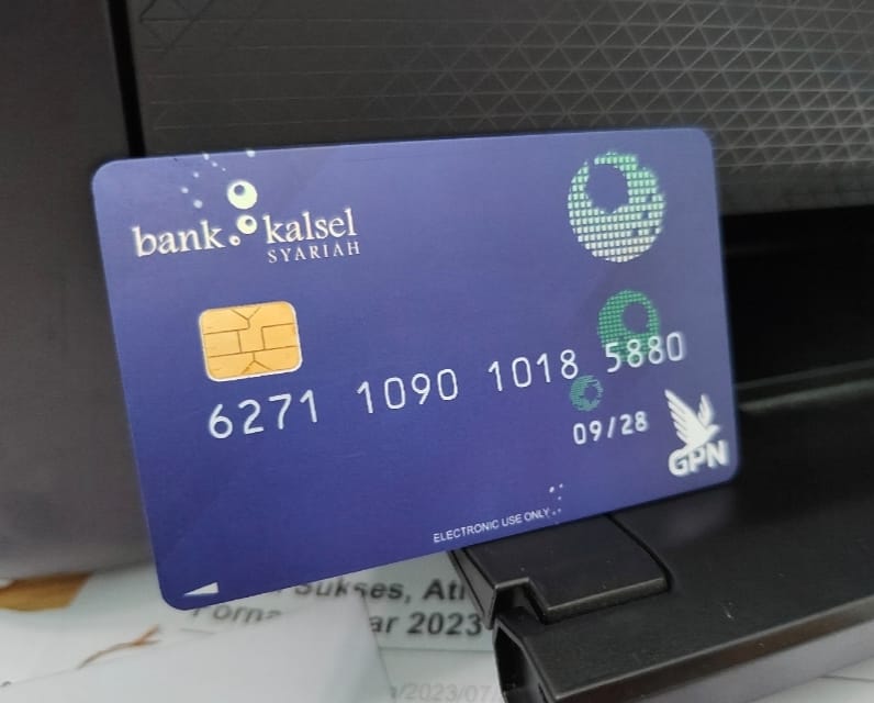 JANGAN LUPA: Kartu ATM Bank Kalsel berlaku selama 5 tahun. Dan mudah mendapatkan kartu ATM yang baru apabila sudah expired.(foto: Raudah Anisya/Radar Banjarmasin)