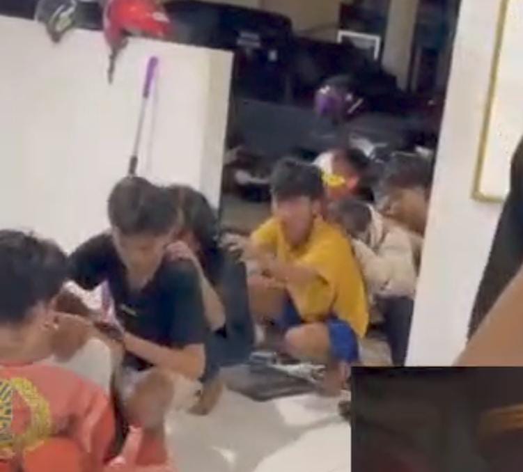 DITANGKAP : Sejumlah remaja anggota gangster diduga pelaku pembacok seorang remaja berinisial MS (17) akhirnya ditangkap pada Rabu (6/12) dini hari.(SC Video Netizen/Radar Banjarmasin)