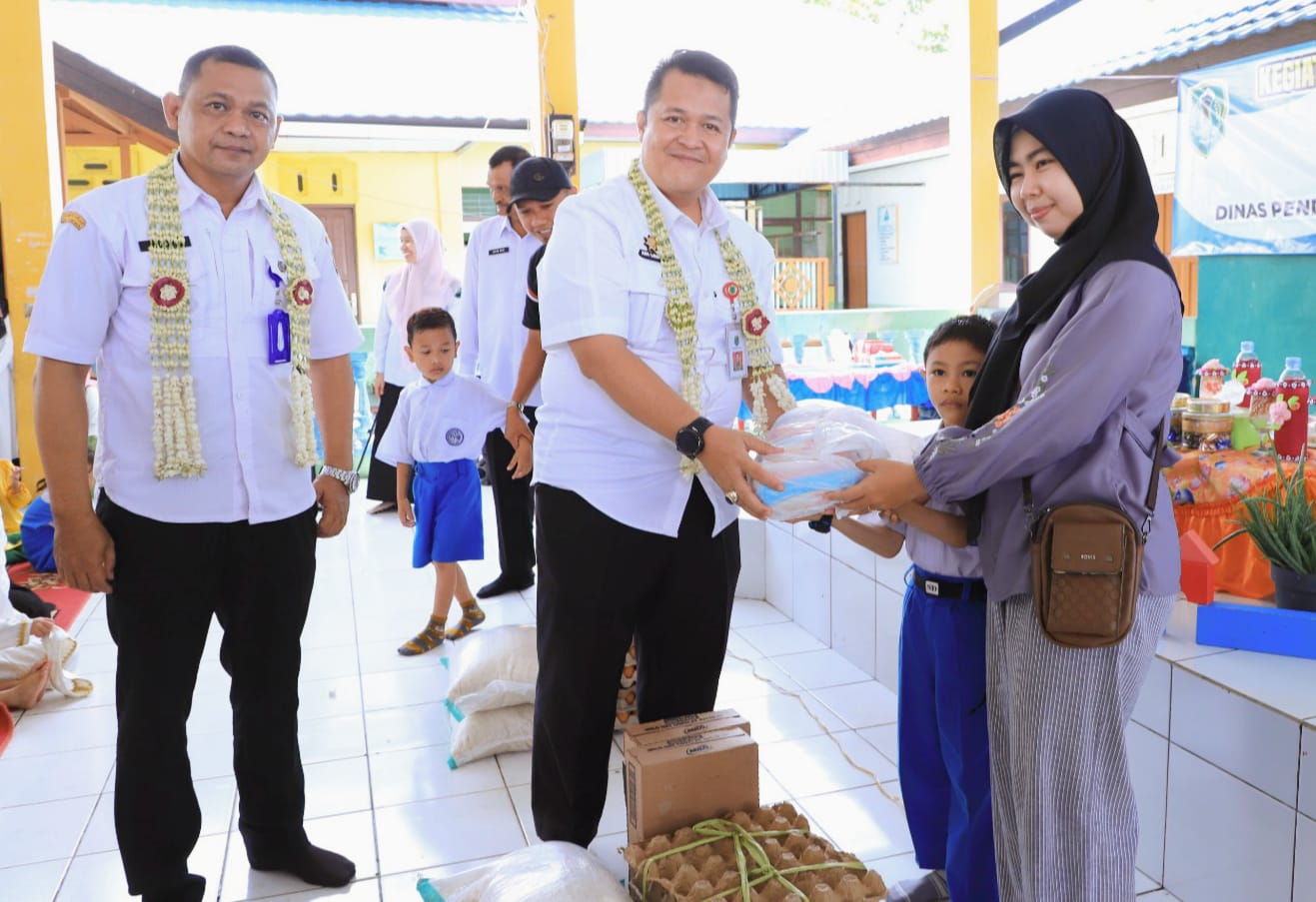 CEGAH STUNTING: Sekda HSU, Adi Lesmana didampingi Sekretaris Disdikbud Ahadi Ilhami menyerahkan serahkan PMTAS kepada anak TK dan PAUD, Rabu (6/12). (Foto: Akbar/Radar Banjarmasin)